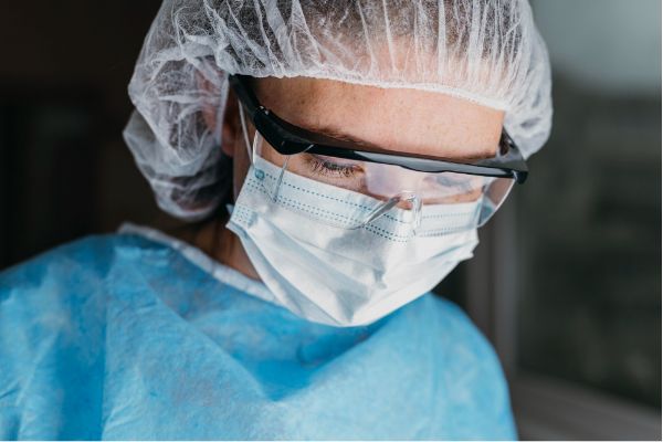 Protección Ocular en el Quirófano: Buenas Prácticas para el Personal de Salud